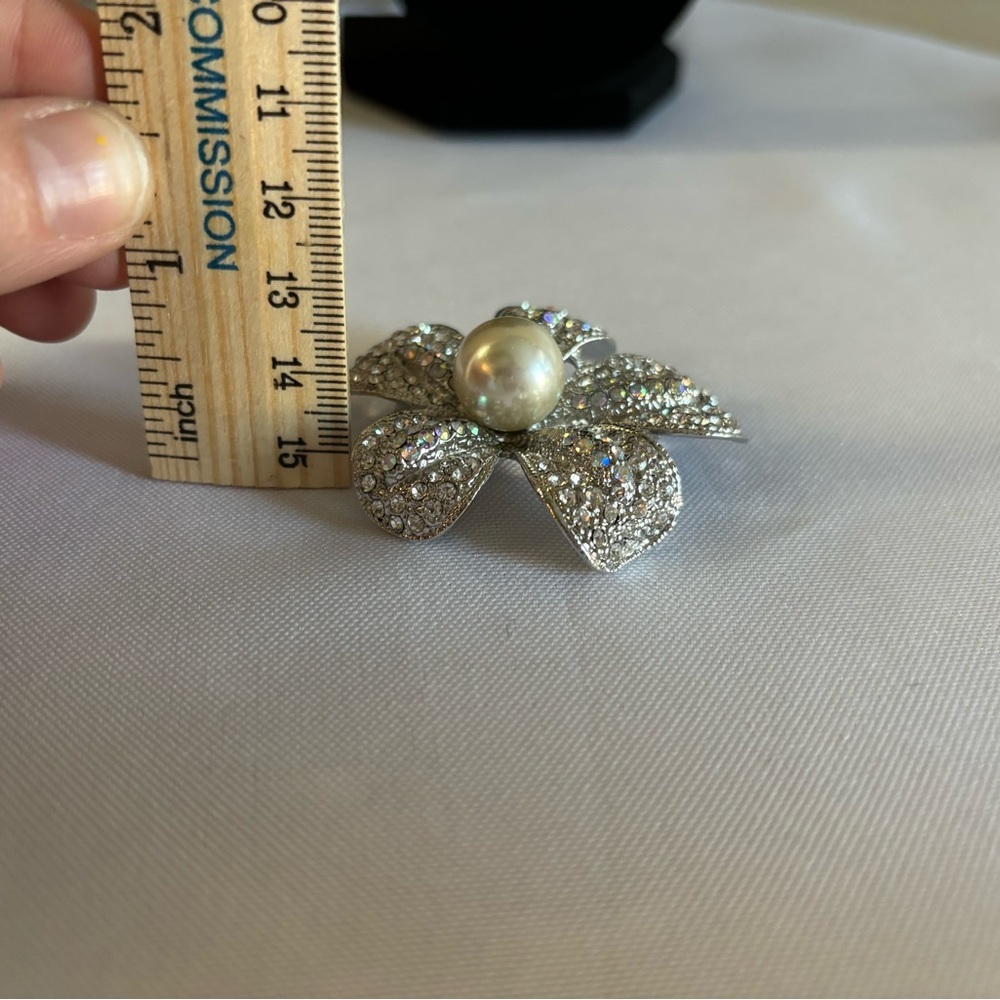 Premiere Designs flower and faux pearl brooch - Picture 4 of 4
